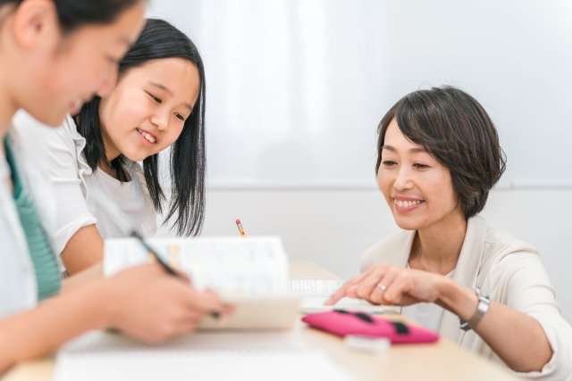 勉強する学生たち