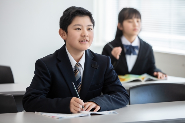 勉強する学生たち